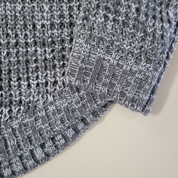 SO® Grey Haze Crewneck Curved Hem Knit Sweater - Picture 9 of 13